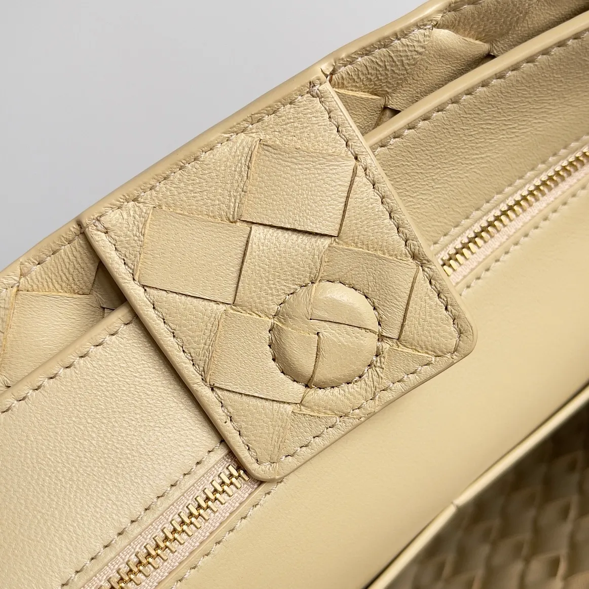 The 2023 new Andiamo batch of 2260 BV has been shipped‼ ️Really popular🔥The new Andiamo woven handbag launched by Bottega Veneta this season is really popular all over the world! ! Celebrities at home and abroad have worn it, and Oscar-winning actress Michelle Yeoh has taken it out on the street. Song Jia, Trai Yara, Yu Feihong, Sanji Ayaka, Rosie Hunting-Whiteley, Yoshioka Riho, etc. have all picked up this bag. It is classic and versatile, showing off its temperament, and the bag capacity is also large, which is very convenient for daily commuting! ! A variety of carrying methods, the shoulder straps can be adjusted by yourself, the original lambskin feels soft and delicate, and the unisex style breaks the gender boundaries and brings a more practical and long-lasting use experience. Andiamo, which has both elegant and casual styles, perfectly interprets the true appearance of "fashionable old money style". Style number: 743572 Size: 32*24*12